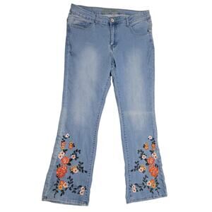 NEW MAX Women's Embroidered Floral Mid-Rise Faded Bootcut Jean's 32Wx30L EUC
